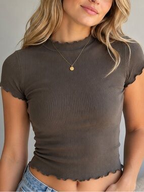 Perfectly Imperfect Ribbed Lettuce-Edge Crop Top in Green